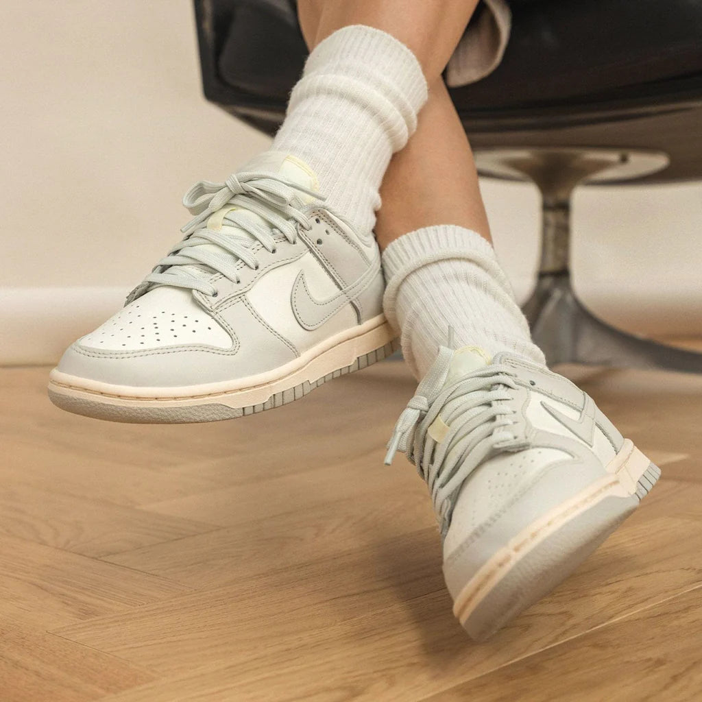 Nike Dunk Low Light Bone | Women’s Classic Sneaker
